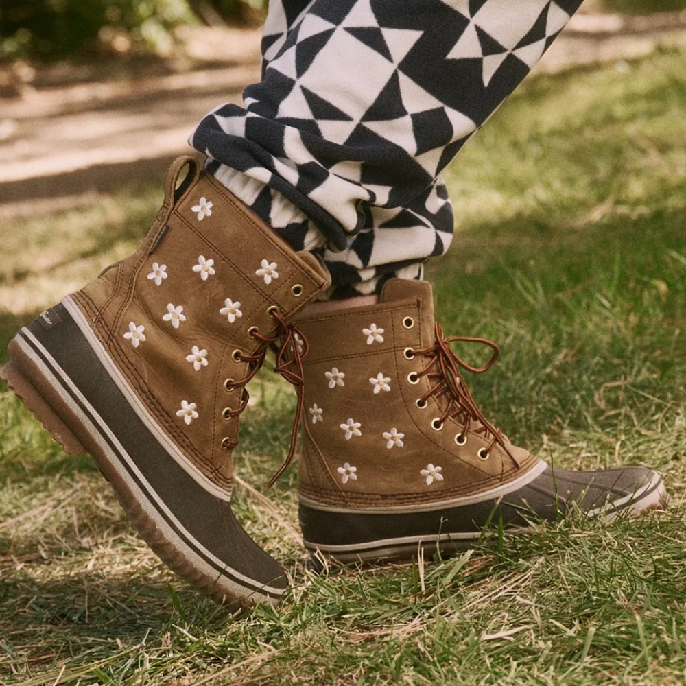 Eddie Bauer x THE GREAT Daisy Embroidered Duck Boots - Picture 2 of 8